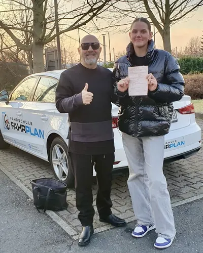 Fahrschule FAHRPLAN ve Frankfurt sınıflarından, ehliyet sınavını geçen sürücü adayı