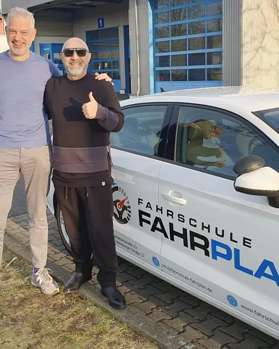 Fahrschule FAHRPLAN ve Frankfurt sınıflarından, ehliyet sınavını geçen sürücü adayı