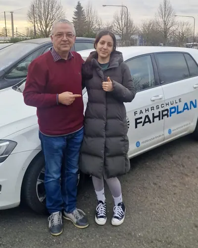 Fahrschule FAHRPLAN ve Frankfurt sınıflarından, ehliyet sınavını geçen sürücü adayı