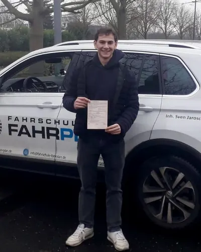 Fahrschule FAHRPLAN ve Frankfurt sınıflarından, ehliyet sınavını geçen sürücü adayı