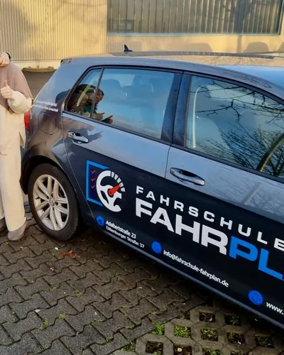Fahrschule FAHRPLAN ve Frankfurt sınıflarından, ehliyet sınavını geçen sürücü adayı