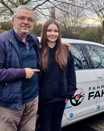 Fahrschule FAHRPLAN ve Frankfurt sınıflarından, ehliyet sınavını geçen sürücü adayı