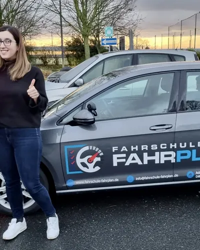 Fahrschule FAHRPLAN ve Frankfurt sınıflarından, ehliyet sınavını geçen sürücü adayı