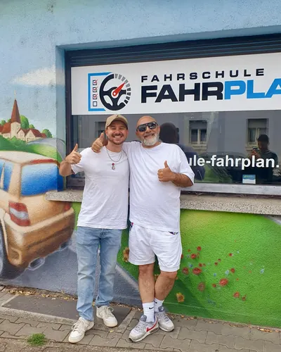 Fahrschülerin bzw. Fahrschüler der Fahrschule FAHRPLAN Frankfurt mit dem frisch bestandenen Führerschein
