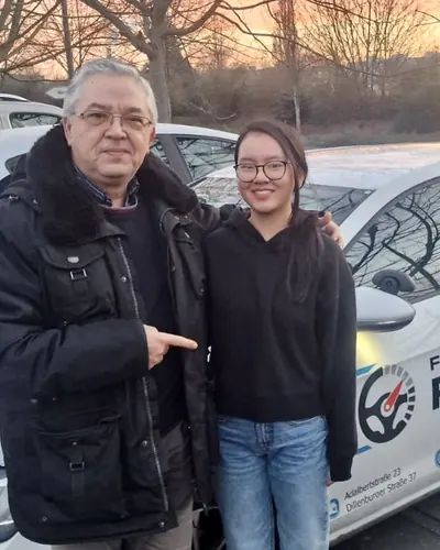 Fahrschule FAHRPLAN ve Frankfurt sınıflarından, ehliyet sınavını geçen sürücü adayı