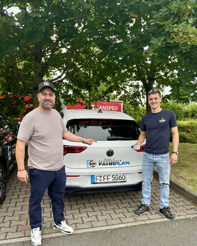 Fahrschülerin bzw. Fahrschüler der Fahrschule FAHRPLAN Frankfurt mit dem bestandenen Führerschein