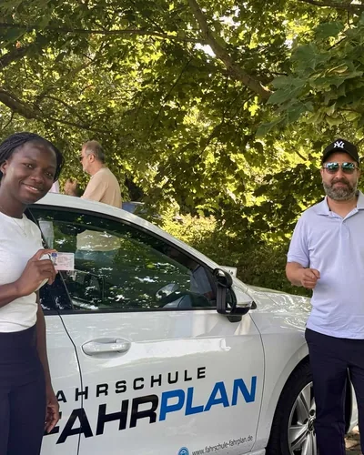 क्लास Fahrschule FAHRPLAN या Frankfurt का वह प्रशिक्षार्थी चालक जिसने अपना ड्राइविंग टेस्ट पास कर लिया है।