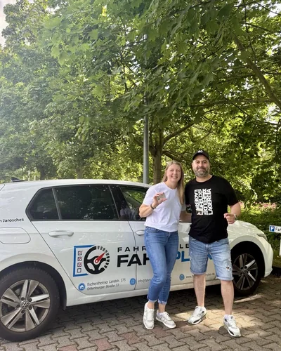 क्लास Fahrschule FAHRPLAN या Frankfurt का वह प्रशिक्षार्थी चालक जिसने अपना ड्राइविंग टेस्ट पास कर लिया है।