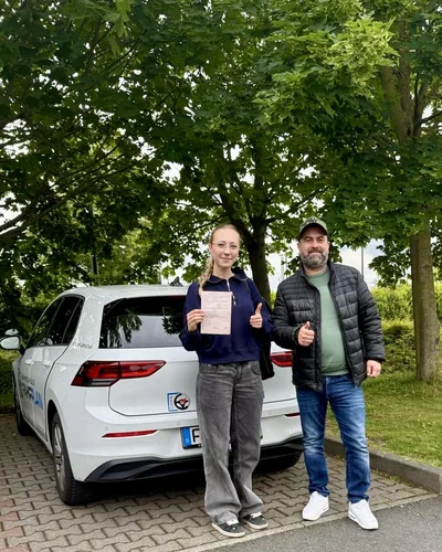 क्लास Fahrschule FAHRPLAN या Frankfurt का वह प्रशिक्षार्थी चालक जिसने अपना ड्राइविंग टेस्ट पास कर लिया है।