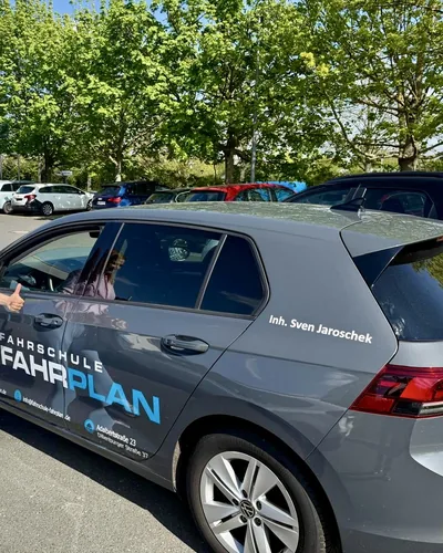क्लास Fahrschule FAHRPLAN या Frankfurt का वह प्रशिक्षार्थी चालक जिसने अपना ड्राइविंग टेस्ट पास कर लिया है।