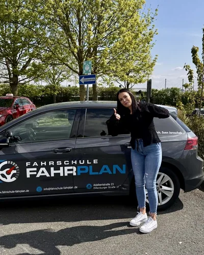 क्लास Fahrschule FAHRPLAN या Frankfurt का वह प्रशिक्षार्थी चालक जिसने अपना ड्राइविंग टेस्ट पास कर लिया है।