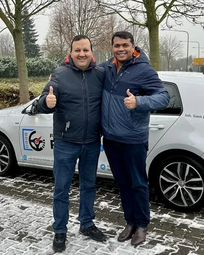 क्लास Fahrschule FAHRPLAN या Frankfurt का वह प्रशिक्षार्थी चालक जिसने अपना ड्राइविंग टेस्ट पास कर लिया है।