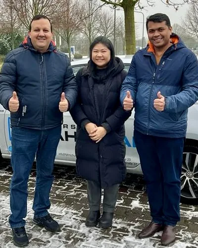 Fahrschülerin bzw. Fahrschüler der Fahrschule FAHRPLAN Frankfurt mit dem bestandenen Führerschein