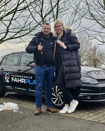 क्लास Fahrschule FAHRPLAN या Frankfurt का वह प्रशिक्षार्थी चालक जिसने अपना ड्राइविंग टेस्ट पास कर लिया है।