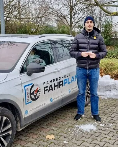 क्लास Fahrschule FAHRPLAN या Frankfurt का वह प्रशिक्षार्थी चालक जिसने अपना ड्राइविंग टेस्ट पास कर लिया है।