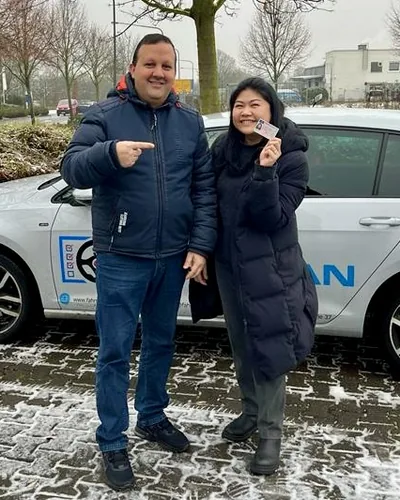 क्लास Fahrschule FAHRPLAN या Frankfurt का वह प्रशिक्षार्थी चालक जिसने अपना ड्राइविंग टेस्ट पास कर लिया है।