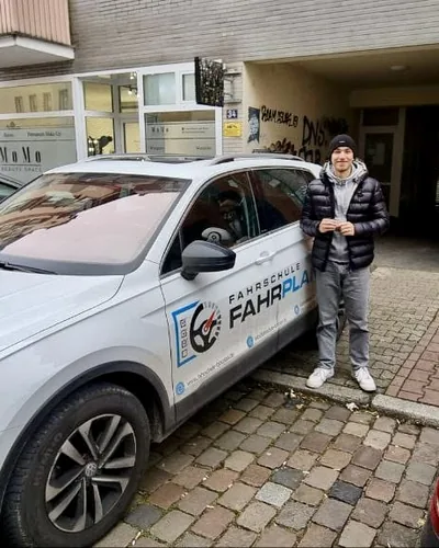 क्लास Fahrschule FAHRPLAN या Frankfurt का वह प्रशिक्षार्थी चालक जिसने अपना ड्राइविंग टेस्ट पास कर लिया है।