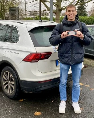 Fahrschülerin bzw. Fahrschüler der Fahrschule FAHRPLAN Frankfurt mit dem bestandenen Führerschein