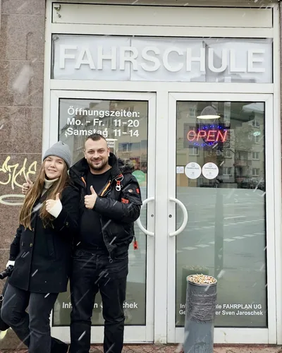 क्लास Fahrschule FAHRPLAN या Frankfurt का वह प्रशिक्षार्थी चालक जिसने अपना ड्राइविंग टेस्ट पास कर लिया है।