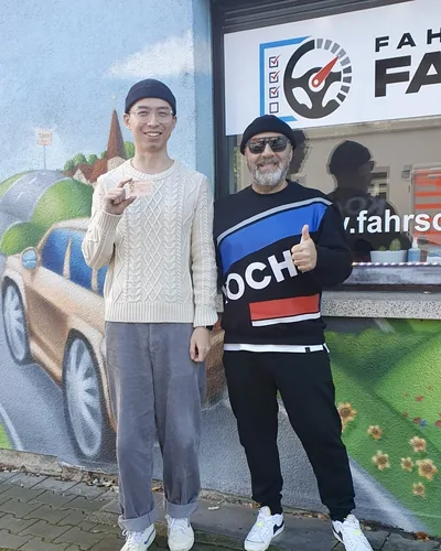 Fahrschülerin bzw. Fahrschüler der Fahrschule FAHRPLAN Frankfurt mit dem bestandenen Führerschein