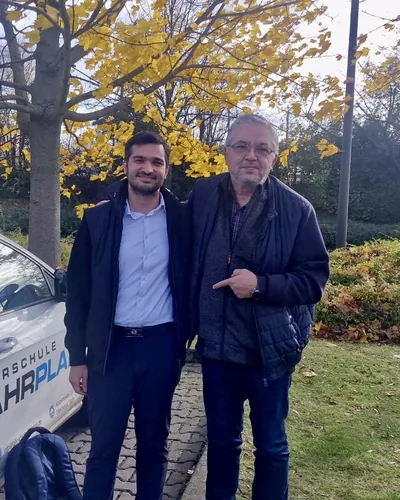 Fahrschülerin bzw. Fahrschüler der Fahrschule FAHRPLAN Frankfurt mit dem bestandenen Führerschein