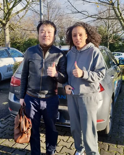 क्लास Fahrschule FAHRPLAN या Frankfurt का वह प्रशिक्षार्थी चालक जिसने अपना ड्राइविंग टेस्ट पास कर लिया है।
