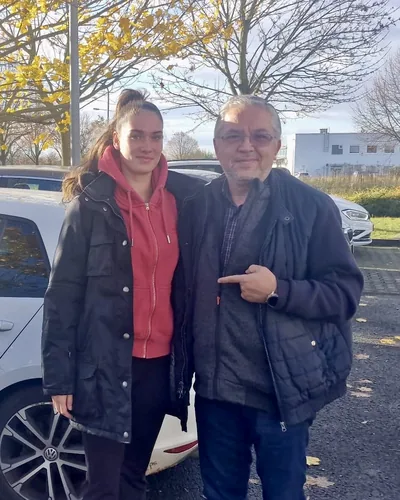 क्लास Fahrschule FAHRPLAN या Frankfurt का वह प्रशिक्षार्थी चालक जिसने अपना ड्राइविंग टेस्ट पास कर लिया है।
