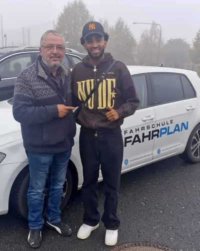 Fahrschülerin bzw. Fahrschüler der Fahrschule FAHRPLAN Frankfurt mit dem bestandenen Führerschein
