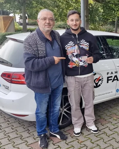 क्लास Fahrschule FAHRPLAN या Frankfurt का वह प्रशिक्षार्थी चालक जिसने अपना ड्राइविंग टेस्ट पास कर लिया है।