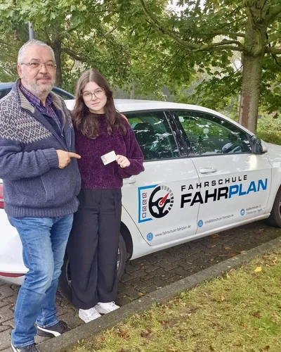 क्लास Fahrschule FAHRPLAN या Frankfurt का वह प्रशिक्षार्थी चालक जिसने अपना ड्राइविंग टेस्ट पास कर लिया है।