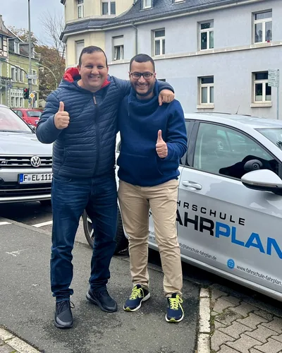 क्लास Fahrschule FAHRPLAN या Frankfurt का वह प्रशिक्षार्थी चालक जिसने अपना ड्राइविंग टेस्ट पास कर लिया है।