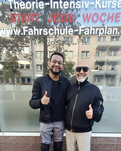 क्लास Fahrschule FAHRPLAN या Frankfurt का वह प्रशिक्षार्थी चालक जिसने अपना ड्राइविंग टेस्ट पास कर लिया है।