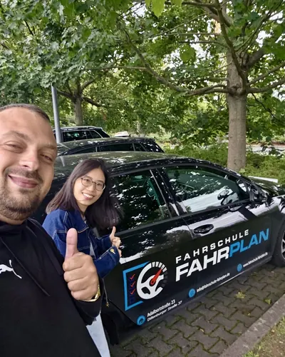 Fahrschülerin bzw. Fahrschüler der Fahrschule FAHRPLAN Frankfurt mit dem frisch bestandenen Führerschein