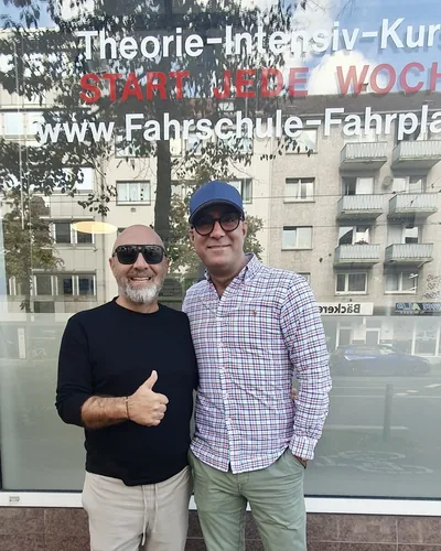 क्लास Fahrschule FAHRPLAN या Frankfurt का वह प्रशिक्षार्थी चालक जिसने अपना ड्राइविंग टेस्ट पास कर लिया है।