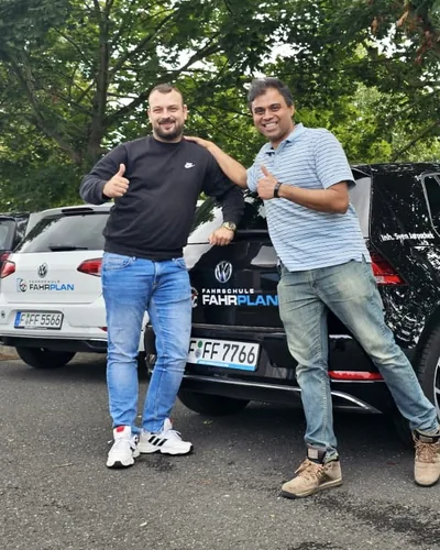 क्लास Fahrschule FAHRPLAN या Frankfurt का वह प्रशिक्षार्थी चालक जिसने अपना ड्राइविंग टेस्ट पास कर लिया है।