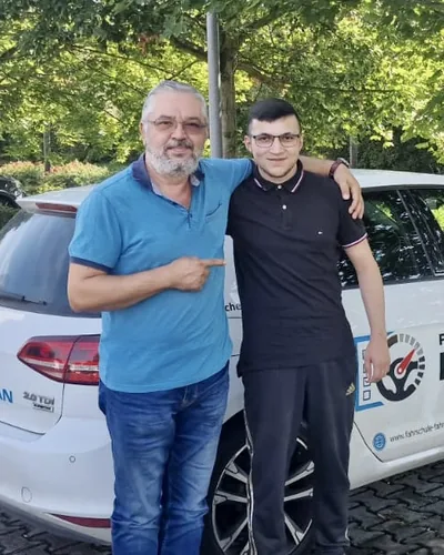 क्लास Fahrschule FAHRPLAN या Frankfurt का वह प्रशिक्षार्थी चालक जिसने अपना ड्राइविंग टेस्ट पास कर लिया है।