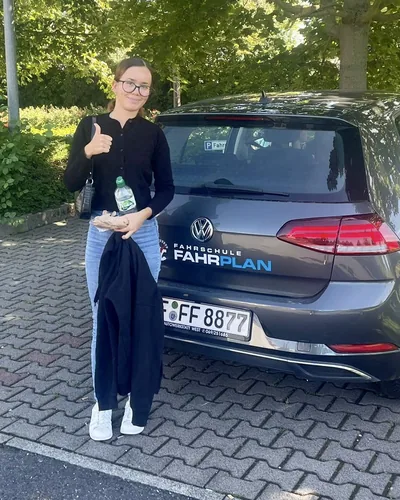 क्लास Fahrschule FAHRPLAN या Frankfurt का वह प्रशिक्षार्थी चालक जिसने अपना ड्राइविंग टेस्ट पास कर लिया है।