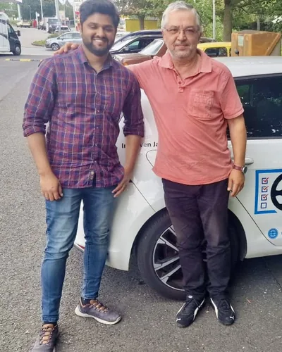 क्लास Fahrschule FAHRPLAN या Frankfurt का वह प्रशिक्षार्थी चालक जिसने अपना ड्राइविंग टेस्ट पास कर लिया है।