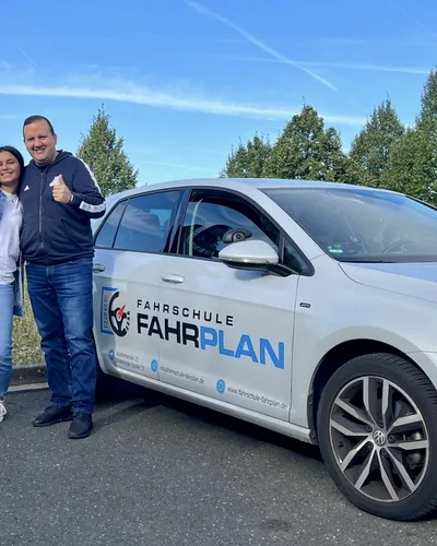 Fahrschülerin bzw. Fahrschüler der Fahrschule FAHRPLAN Frankfurt mit dem bestandenen Führerschein