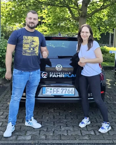 क्लास Fahrschule FAHRPLAN या Frankfurt का वह प्रशिक्षार्थी चालक जिसने अपना ड्राइविंग टेस्ट पास कर लिया है।