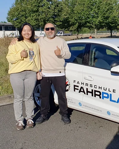 क्लास Fahrschule FAHRPLAN या Frankfurt का वह प्रशिक्षार्थी चालक जिसने अपना ड्राइविंग टेस्ट पास कर लिया है।