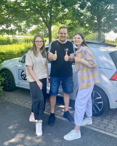 Fahrschülerin bzw. Fahrschüler der Fahrschule FAHRPLAN Frankfurt mit dem bestandenen Führerschein