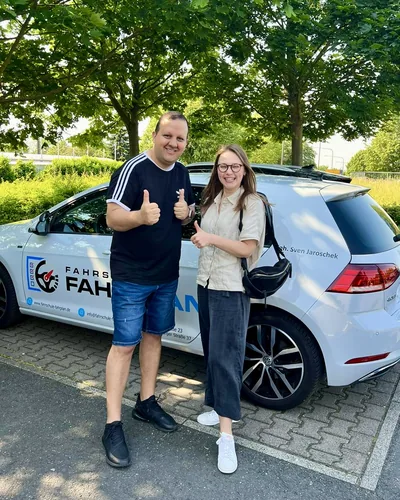 क्लास Fahrschule FAHRPLAN या Frankfurt का वह प्रशिक्षार्थी चालक जिसने अपना ड्राइविंग टेस्ट पास कर लिया है।