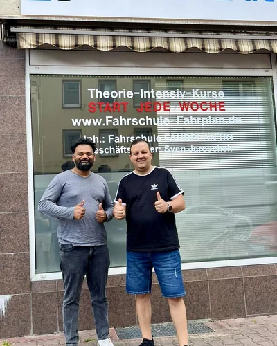 Fahrschülerin bzw. Fahrschüler der Fahrschule FAHRPLAN Frankfurt mit dem bestandenen Führerschein