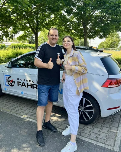 क्लास Fahrschule FAHRPLAN या Frankfurt का वह प्रशिक्षार्थी चालक जिसने अपना ड्राइविंग टेस्ट पास कर लिया है।