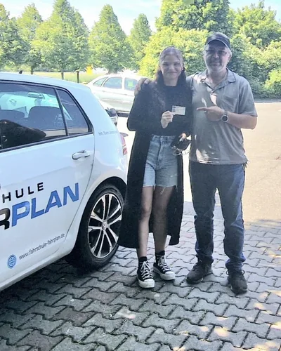 क्लास Fahrschule FAHRPLAN या Frankfurt का वह प्रशिक्षार्थी चालक जिसने अपना ड्राइविंग टेस्ट पास कर लिया है।
