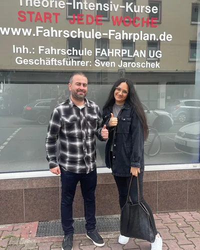 क्लास Fahrschule FAHRPLAN या Frankfurt का वह प्रशिक्षार्थी चालक जिसने अपना ड्राइविंग टेस्ट पास कर लिया है।