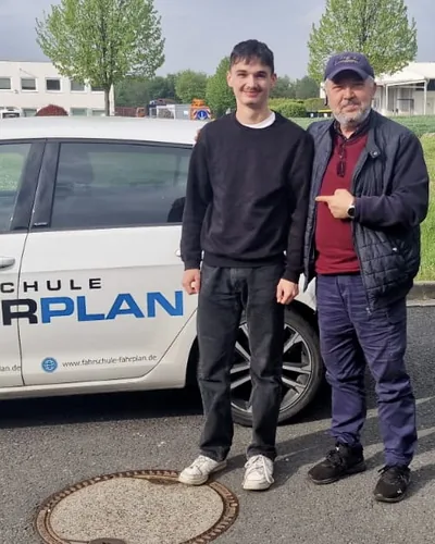 क्लास Fahrschule FAHRPLAN या Frankfurt का वह प्रशिक्षार्थी चालक जिसने अपना ड्राइविंग टेस्ट पास कर लिया है।