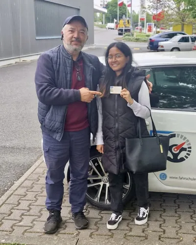 क्लास Fahrschule FAHRPLAN या Frankfurt का वह प्रशिक्षार्थी चालक जिसने अपना ड्राइविंग टेस्ट पास कर लिया है।