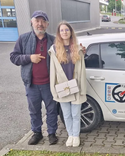 क्लास Fahrschule FAHRPLAN या Frankfurt का वह प्रशिक्षार्थी चालक जिसने अपना ड्राइविंग टेस्ट पास कर लिया है।